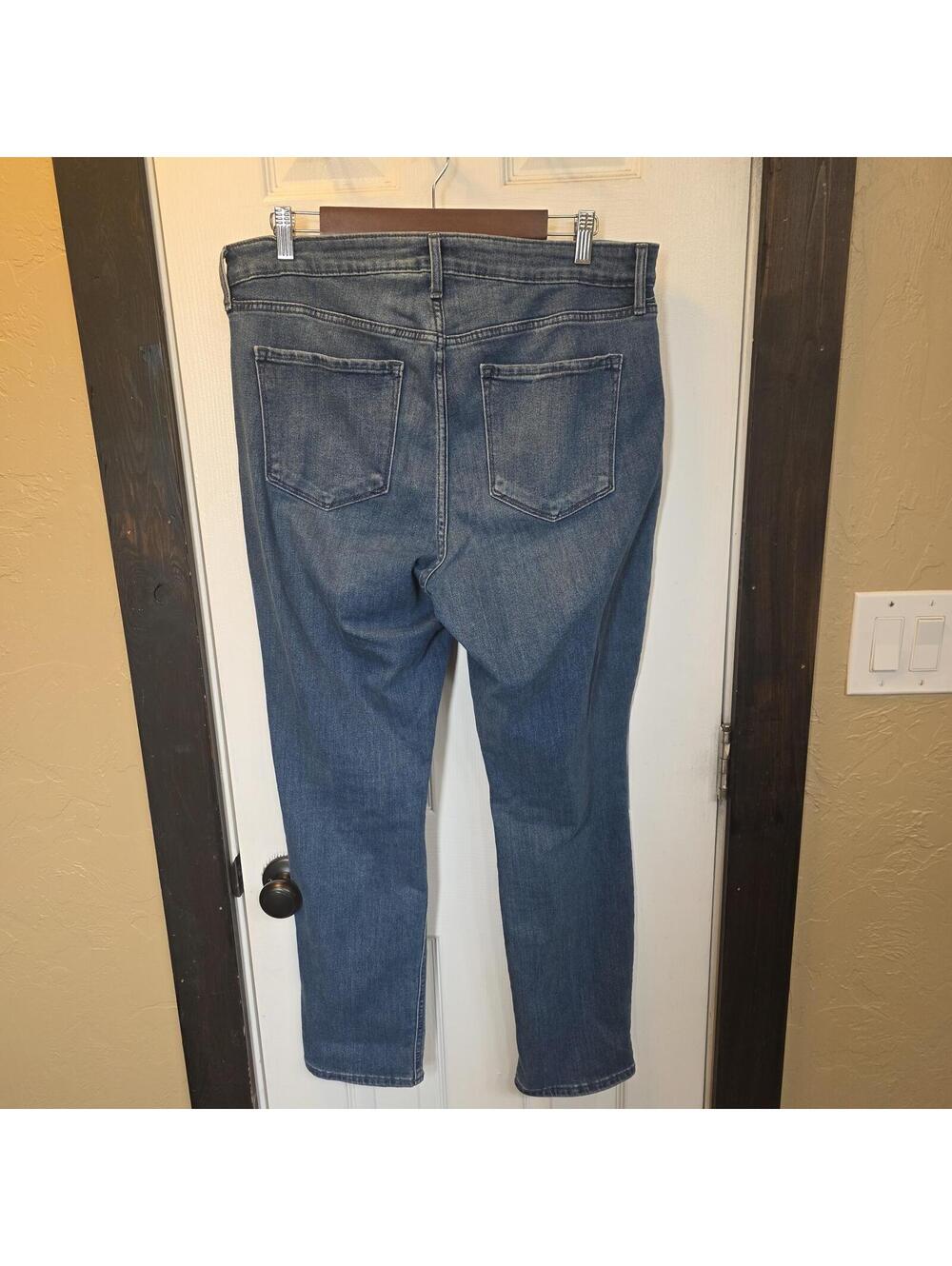 Old Navy Women's High-Rise Wow Straight Jeans Size 14 - Picture 3 of 8